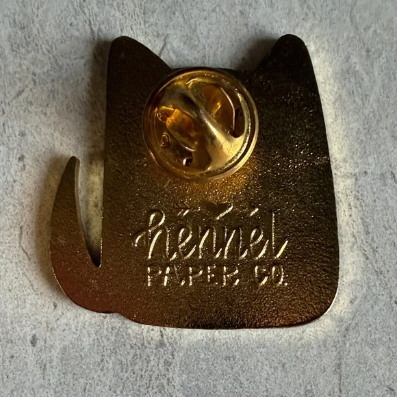 'Dog Mom' Enamel Pin - Picture 2 of 2